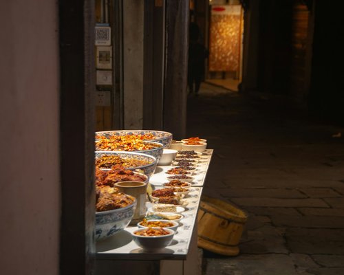 Calle de la ciudad por la mañana, puestos de comida